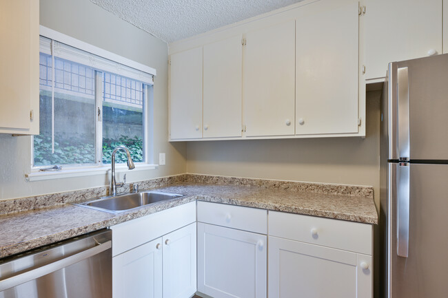 Via Holon Apartments in Greenbrae, CA - Building Photo - Interior Photo