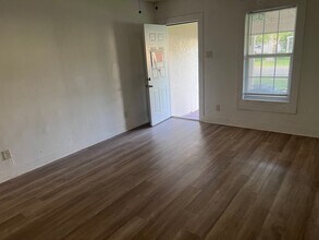 317 E B St in La Porte, TX - Building Photo - Building Photo