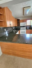 1990 W 56th St in Hialeah, FL - Foto de edificio - Building Photo