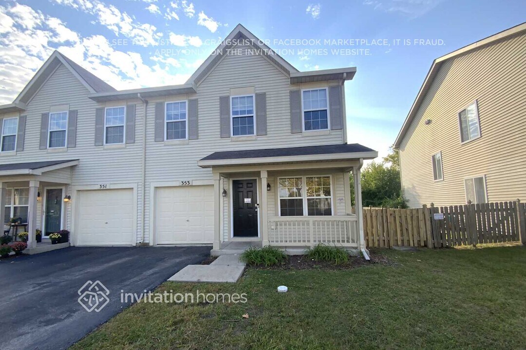 353 Richmond Dr in Romeoville, IL - Foto de edificio