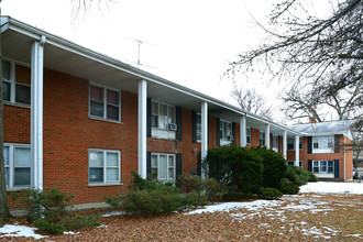 Torrey Pines Apartments in Elgin, IL - Building Photo - Building Photo