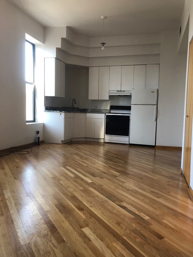 833 W Chicago Ave, Unit 4R