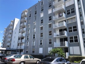 430 Golden Isles Dr-Unit -407 in Hallandale Beach, FL - Building Photo - Building Photo