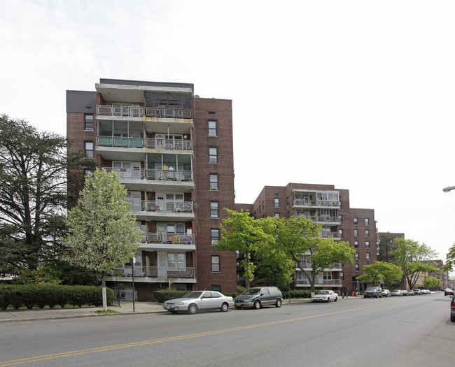 Lawrence Arms in Far Rockaway, NY - Building Photo - Building Photo