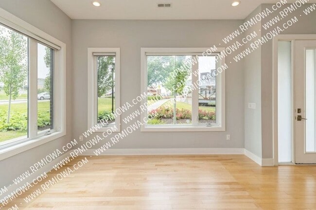 105 E Center St in Des Moines, IA - Building Photo - Building Photo
