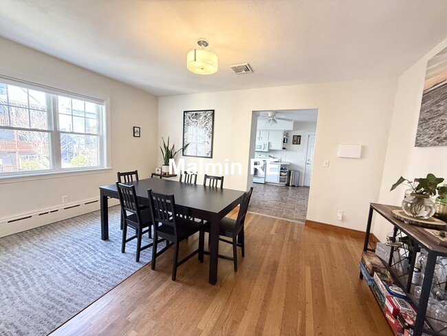 920 E 4th St, Unit 1 in Boston, MA - Foto de edificio - Building Photo