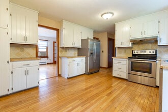 32 Bourbon St in South Windsor, CT - Building Photo - Building Photo