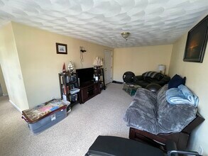 22 Railroad Ave, Unit 2 in Beverly, MA - Building Photo - Building Photo