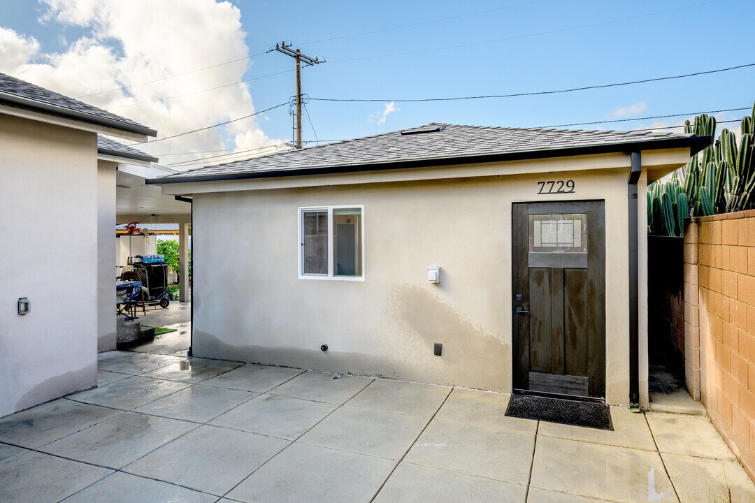 7727 Gentry Ave in North Hollywood, CA - Foto de edificio