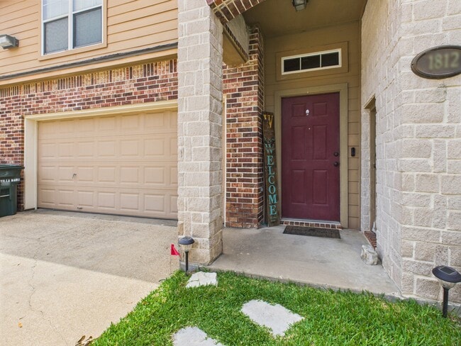 1812 W Villa Maria Rd in Bryan, TX - Foto de edificio - Building Photo