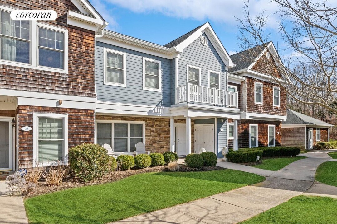 37 Andrew Ct in Southampton, NY - Building Photo