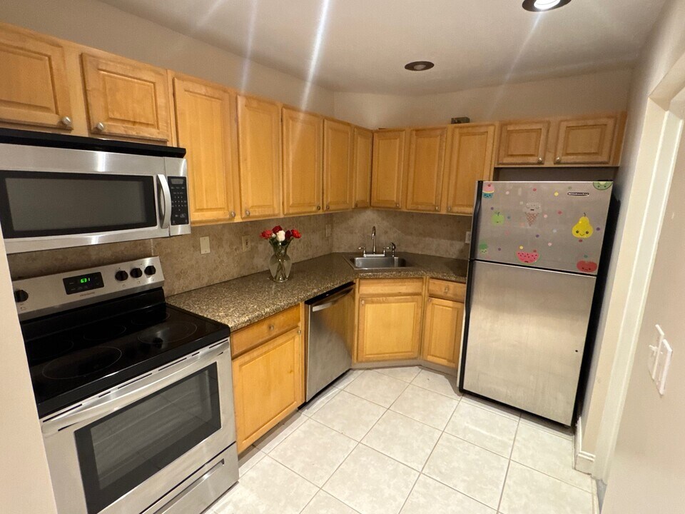 3115 Oakland Shores Dr, Unit E112 in Oakland Park, FL - Building Photo
