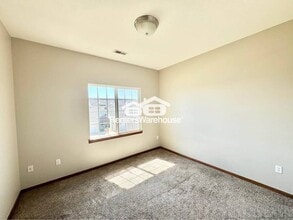 1624 NW Prairie Lakes Dr in Ankeny, IA - Foto de edificio - Building Photo