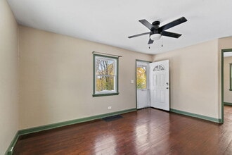 1105 Woodlawn Cir in Waukegan, IL - Foto de edificio - Building Photo