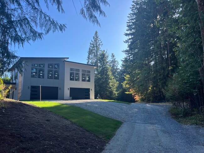 21112 Locust Way in Lynnwood, WA - Foto de edificio - Building Photo