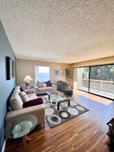 2 Admiral Dr in Emeryville, CA - Building Photo - Building Photo