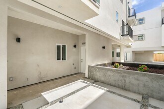 10961 Calvert St in North Hollywood, CA - Building Photo - Building Photo