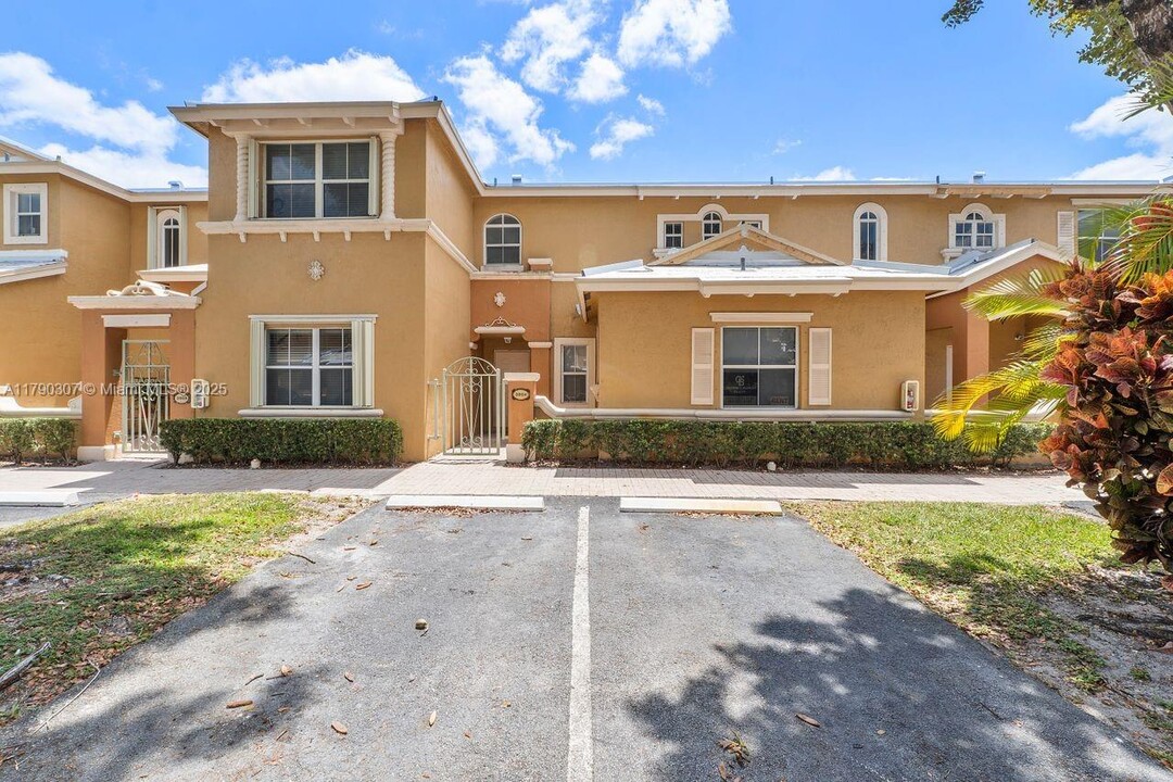 8444 NW 141st Terrace in Hialeah, FL - Building Photo