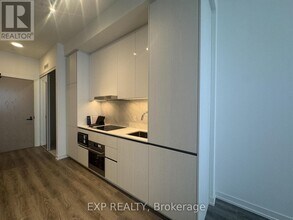 8 Interchange Wy in Vaughan, ON - Building Photo - Building Photo