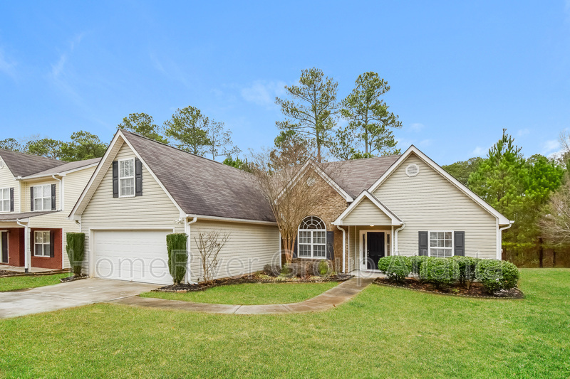 1395 Stephens Pond View in Loganville, GA - Building Photo