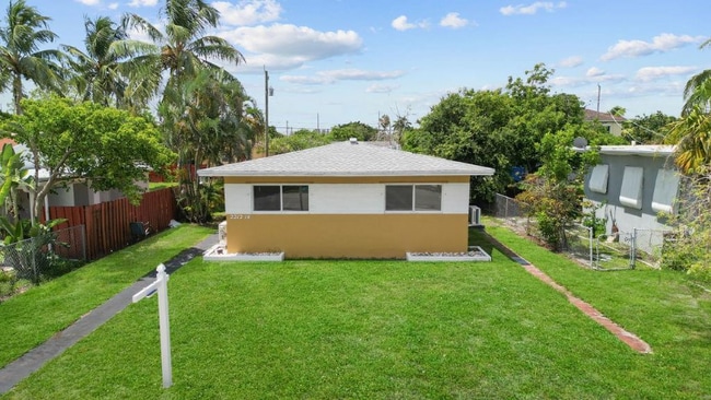 2212 Roosevelt St in Hollywood, FL - Building Photo - Building Photo