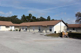 Omaha Circle Apartments in Spring Hill, FL - Building Photo - Building Photo