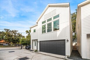 105 W Whitney St in Houston, TX - Building Photo