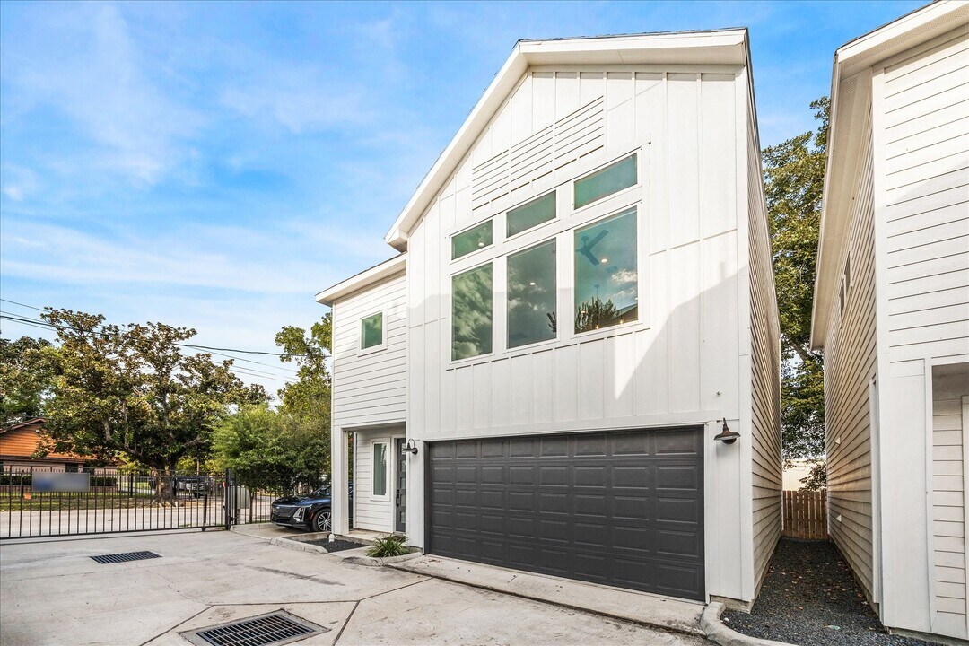 105 W Whitney St in Houston, TX - Building Photo