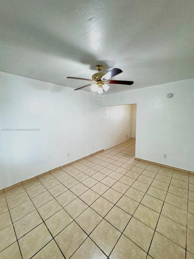 2275 NW 23rd St in Miami, FL - Building Photo - Building Photo