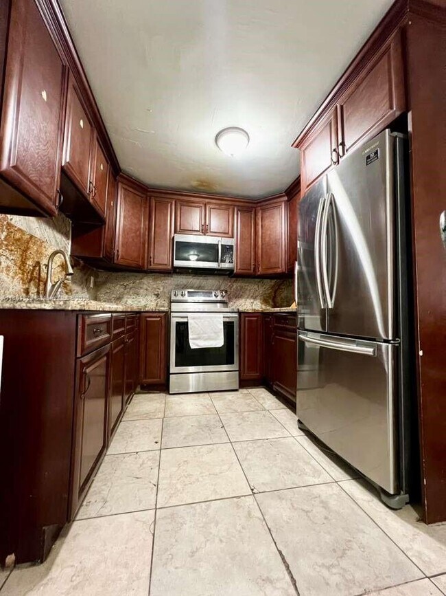 6023 SW 69th St in South Miami, FL - Building Photo - Building Photo