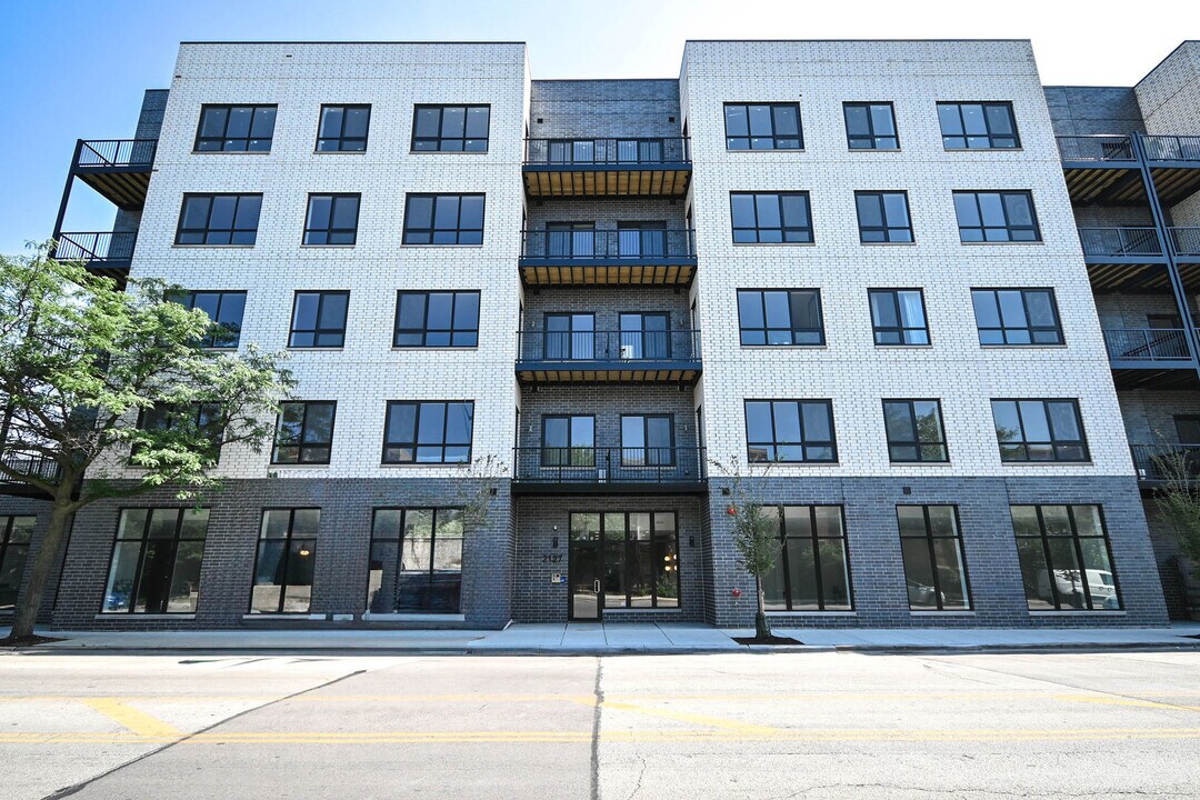 2127 W Madison St in Chicago, IL - Building Photo