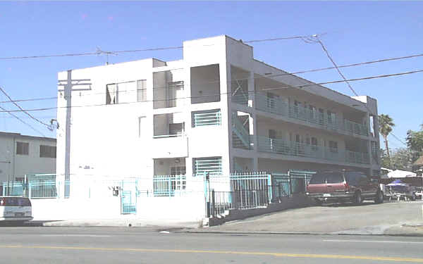 7615 N Hollywood Way in Burbank, CA - Building Photo