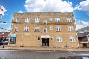 245 Lakeview Ave in Clifton, NJ - Building Photo