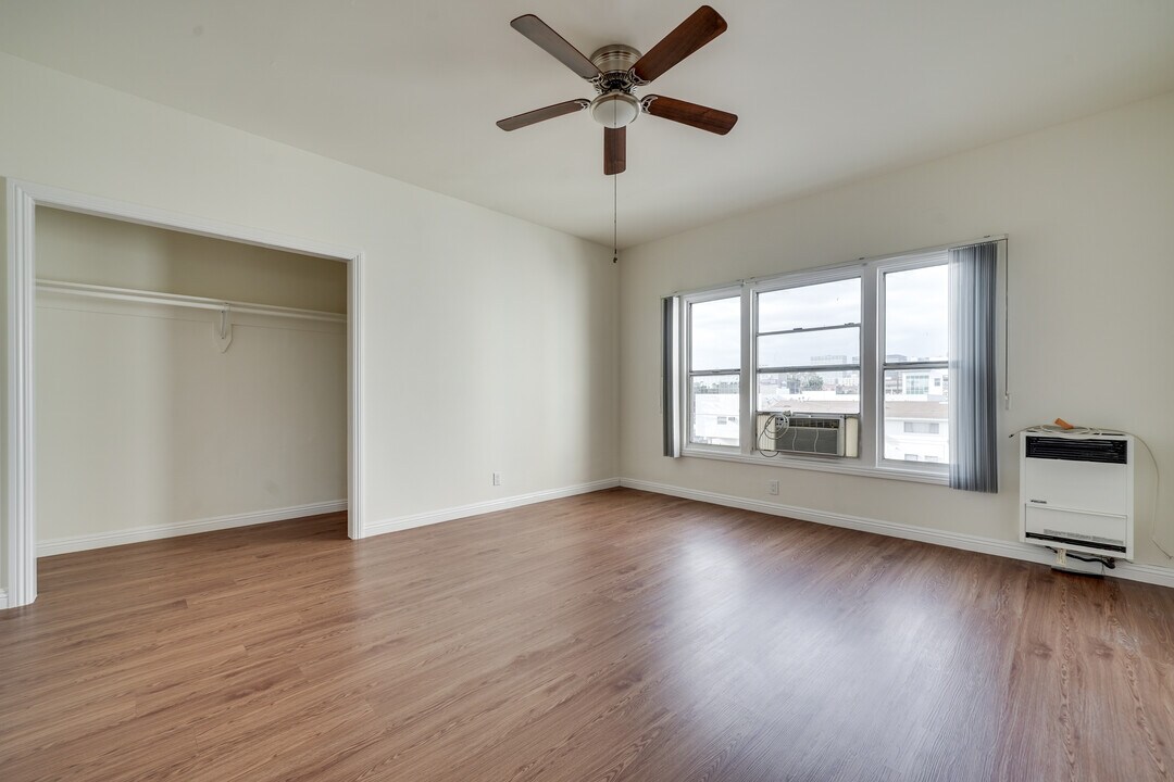 1056 Normandie Ave in Los Angeles, CA - Building Photo