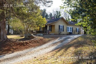 225 W Corbin St in Hillsborough, NC - Building Photo - Building Photo