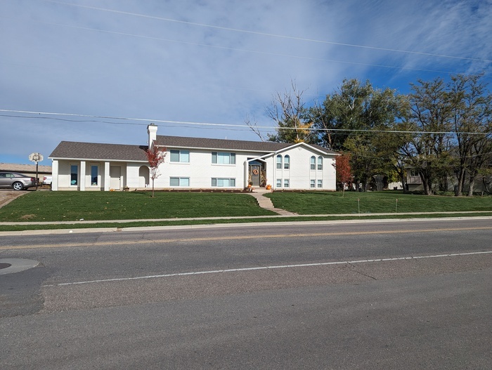 2955 S Bluff Rd in Syracuse, UT - Building Photo