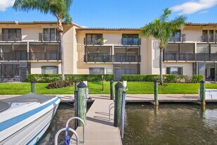 270 Captains Walk in Delray Beach, FL - Building Photo