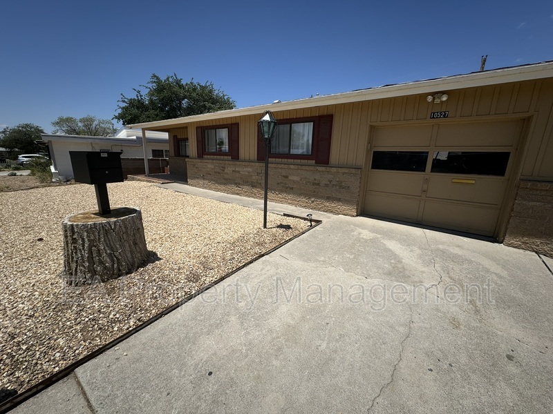 10527 Aspen Ave NE in Albuquerque, NM - Foto de edificio