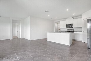 1422 McFarland Dr in West Melbourne, FL - Building Photo