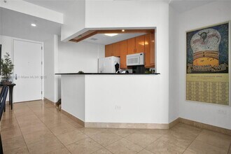 870 Brickell Bay Dr in Miami, FL - Building Photo - Building Photo