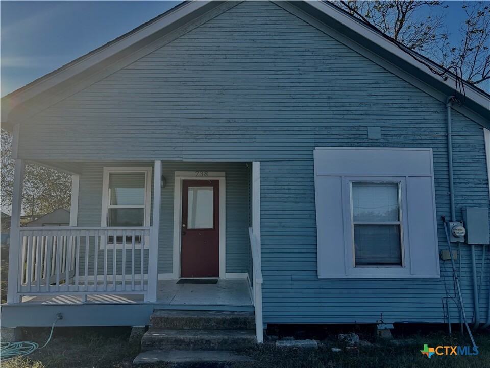 738 Guadalupe St in Goliad, TX - Building Photo