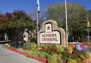 Bandera Crossing in San Antonio, TX - Foto de edificio - Building Photo
