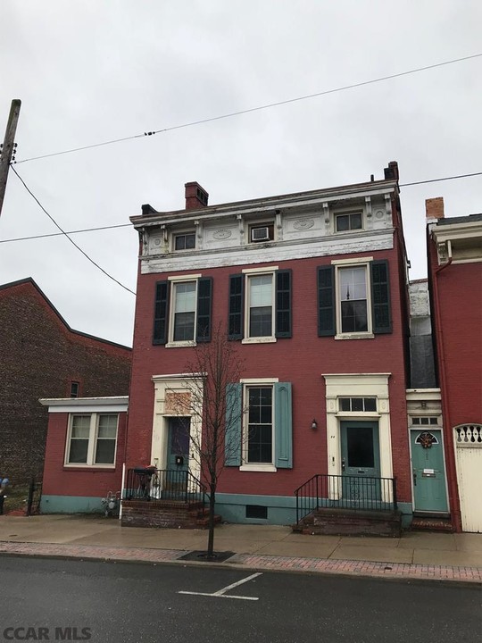 22 N Main Street in Lewistown, PA - Building Photo