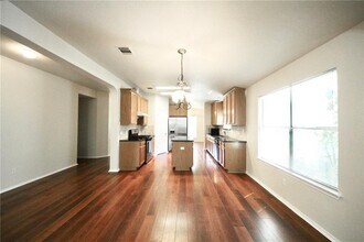 7937 Luling Ln in Austin, TX - Foto de edificio - Building Photo