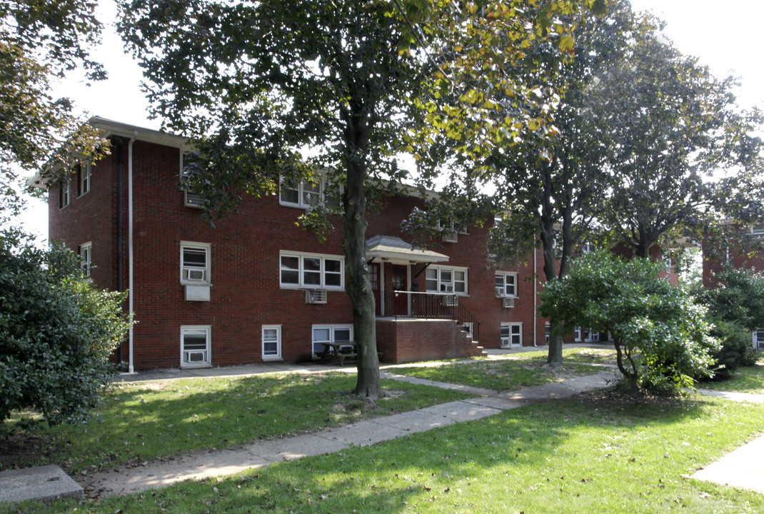 Woodbridge Arms Apartments in Edison, NJ - Building Photo