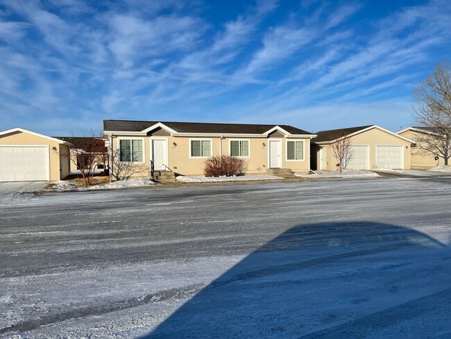 Creekside Cottages in Watford City, ND - Foto de edificio - Building Photo