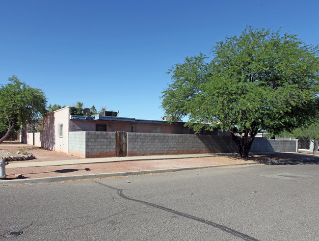 1555 N 6th Ave in Tucson, AZ - Foto de edificio - Building Photo