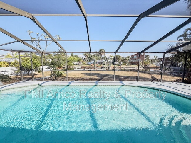 818 Bayview Dr in Ruskin, FL - Foto de edificio - Building Photo