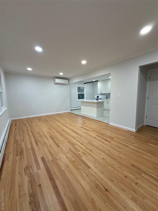9 Walnut Ln in Harrison, NY - Building Photo - Building Photo