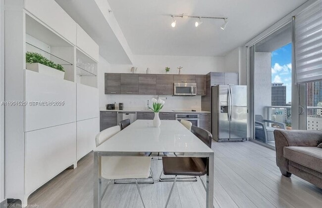 151 SE 1st St, Unit 1706 in Miami, FL - Building Photo - Building Photo